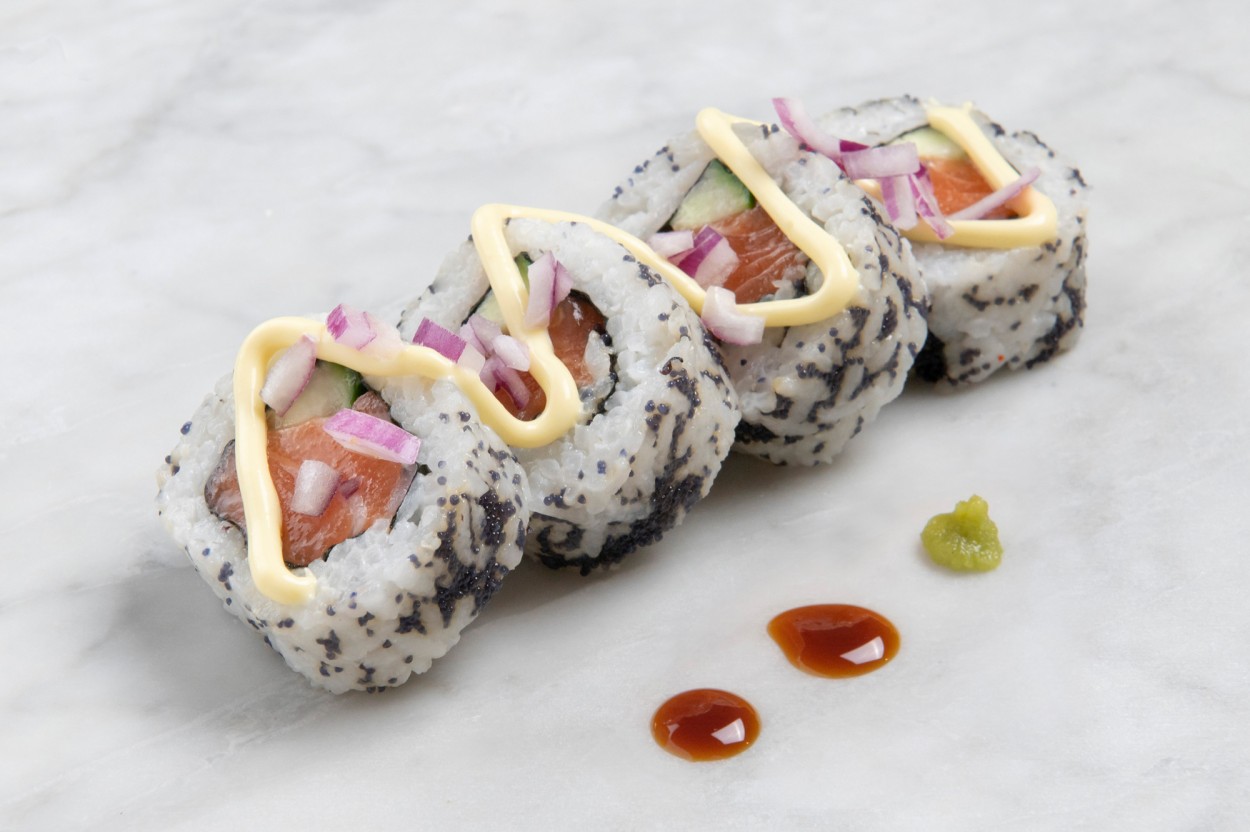 Sushi uramaki smokes sesam zalm komkommer