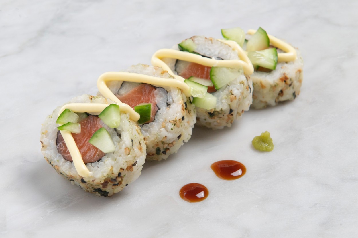 Sushi uramaki zalm-komkommer