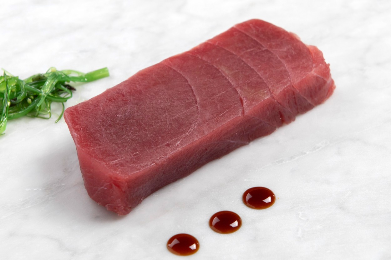 Tonijn sashimi ongesneden