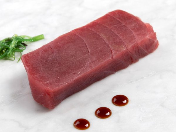 Tonijn sashimi ongesneden