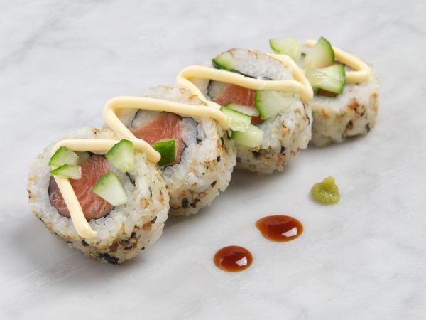 Sushi Ura Maki Zalm Komkommer Furikake