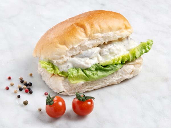 Broodje haringsalade in dille